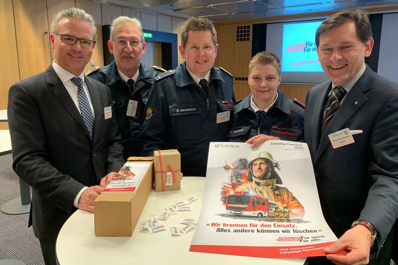 Frank Dudda (r.) mit den stolzen Feuerwehrleuten.