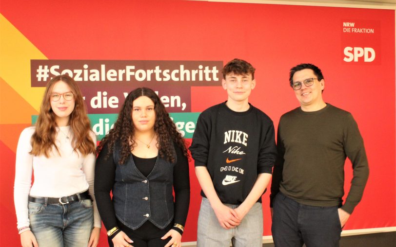 Der SPD-Landtagsabgeordnete Alexander Vogt (re.) konnte beim diesjährigen Girls‘ & Boys‘ Day am Montag (31.3.2025) im Landtag zwei Herner Schülerinnen begrüßen. Im Bild (v.li.) die beiden Teilnehmerinnen Mila Schönberg und Magdalini Eleftherak und der Schülerpraktikant Mathis Haerinck.