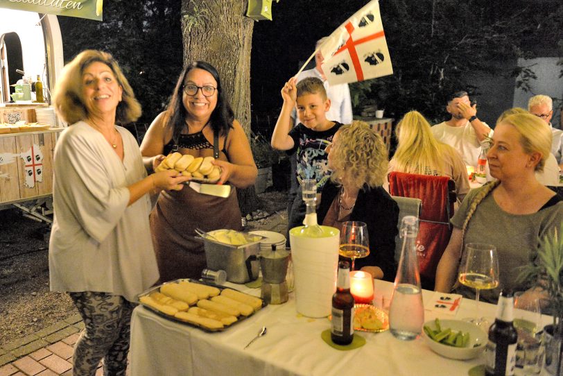 Beim ersten Sardischen Abend im Biergarten von Ollis Restaurant wird der Nachtisch &amp;amp;#039;Tiramisu&amp;amp;#039; am Tisch zubereitet.