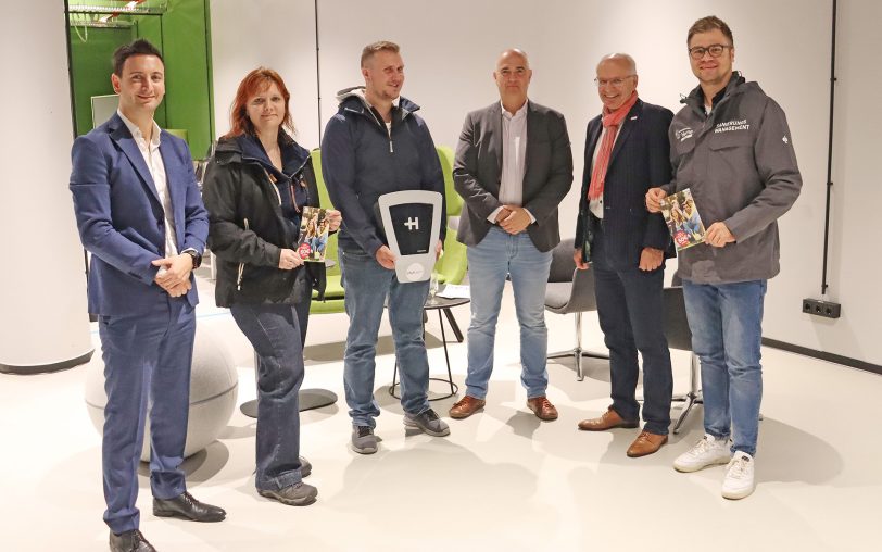 Die Gewinner der Eisblockwette vom Herner Umwelttag 2023 erhielten ihre Preise von Achim Wixforth, Fachbereichsleiter Umwelt und Stadtplanung (3.v.r.) und Thomas Semmelmann, Teamleiter im Fachbereich (2.v.r.).