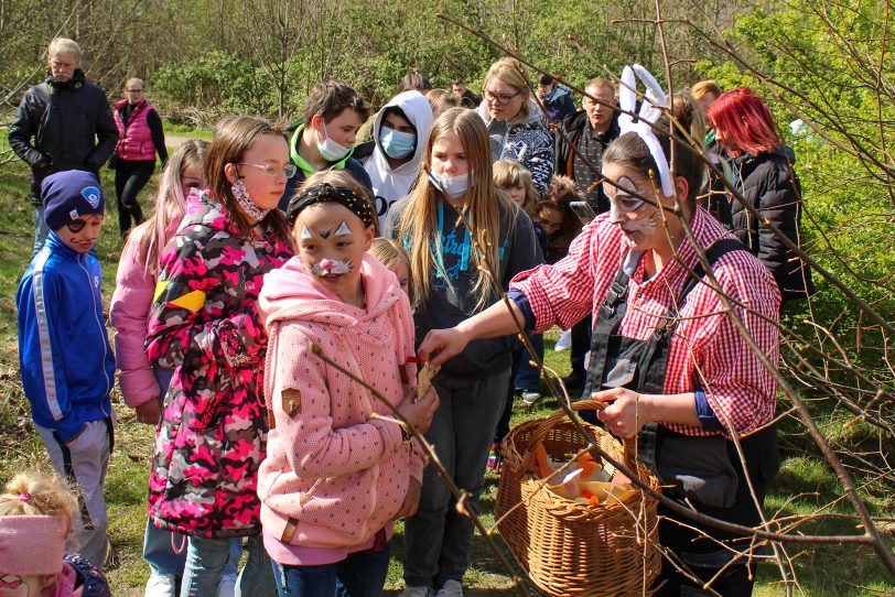 Das Osterfest des Vereins Engel ohne Grenzen an den Flottmann-Hallen - der Osterhase war natürlich mit dabei.