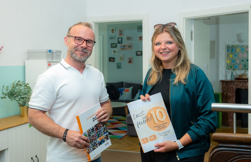 Karl Cielontko, Quartiersmanager bei Vonovia, und Agnes Neumann, PLANB Ruhr gGmbH, Fachbereichsleitung Stationäre Hilfen für Kinder, freuen sich gemeinsam auf das 10-jährige Jubiläum.