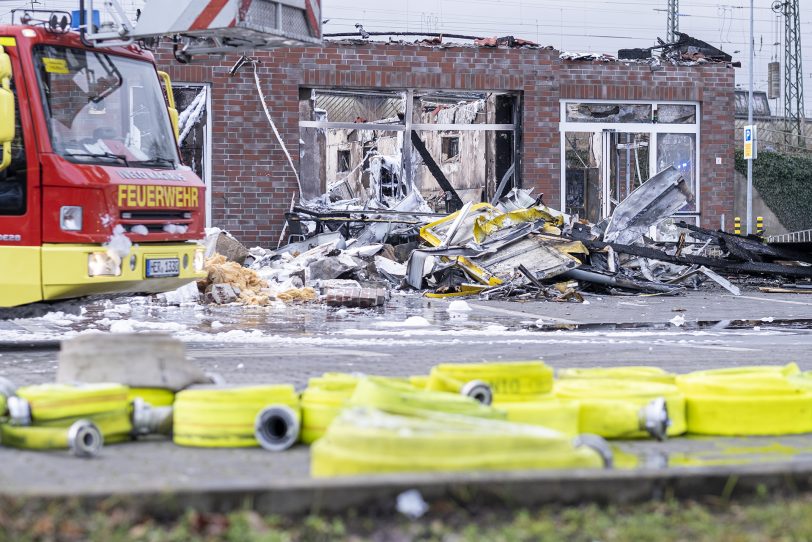 Durch einen Brand wurde am Samstagmorgen (31.01.2021) der Netto-Markt an der Berliner Straße in Herne (NW) komplett zerstört. Kräfte der Berufs- und der Freiwilligen Feuerwehr wurden bei den Löscharbeiten durch das THW unterstützt. Die Polizei ermittelt wegen des Verdachts auf Brandstiftung.