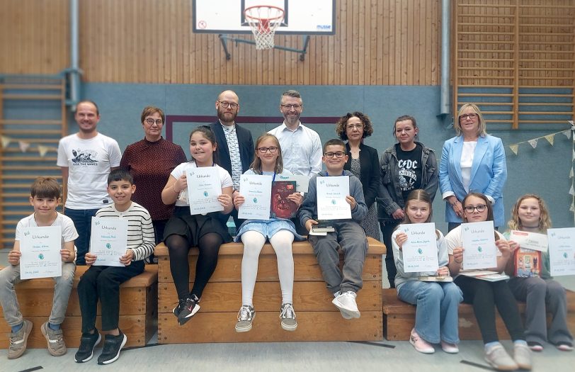Nahmen am Vorlesewettbewerb teil (1. Reihe v.li.): Milan, Safouane, Sila, Kiana, Burak, Anika, Isabella und Lotte aus den 4. Klassen der Michaelschule. In der Jury waren (2. Reihe v.li.) David Veit und Sabine Lux, Florian Grittner moderierte, Nikolai Ammann von der Stadt Herne und Schulleiterin Necla Sezer, Fr. Fischer vom Förderverein und Sponsorin Fr. Schäfer von der Eissporthalle Hannibal.