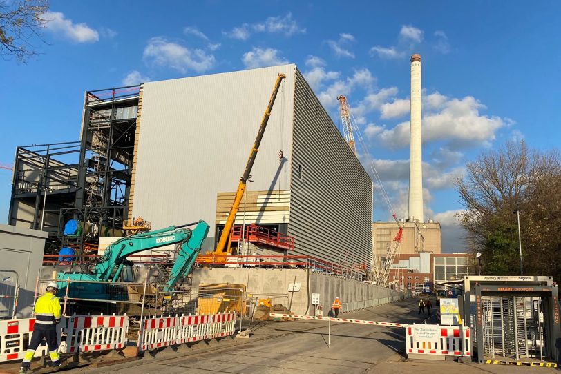 Das im Bau befindliche Gas- und Dampfturbinen-Kraftwerk in auf dem Weg zur Fertigstellung.