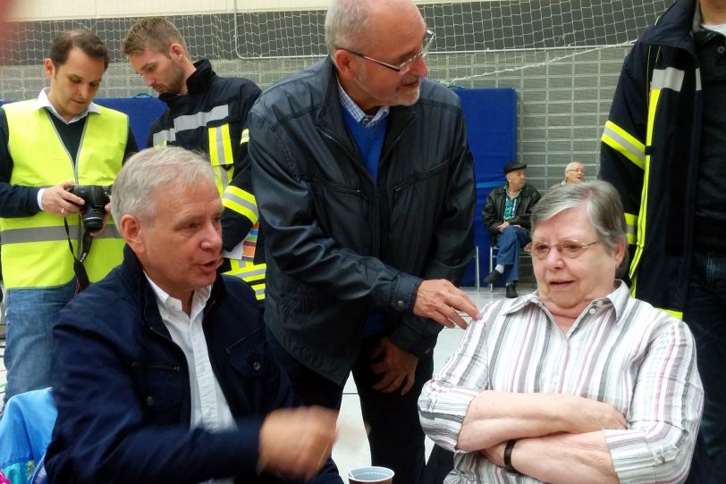 v.l. OB Horst Schiereck und Regierungspräsident Dr. Gerd Bollermann besuchen die Anlaufstelle im Sportpark Eickel.
