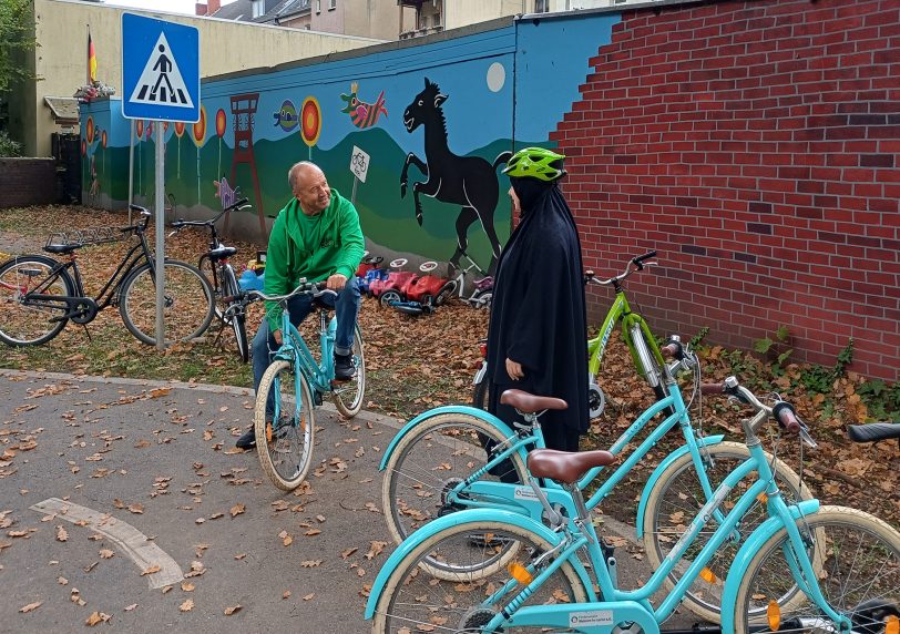 Frauen entdecken die Freude am Fahrradfahren.