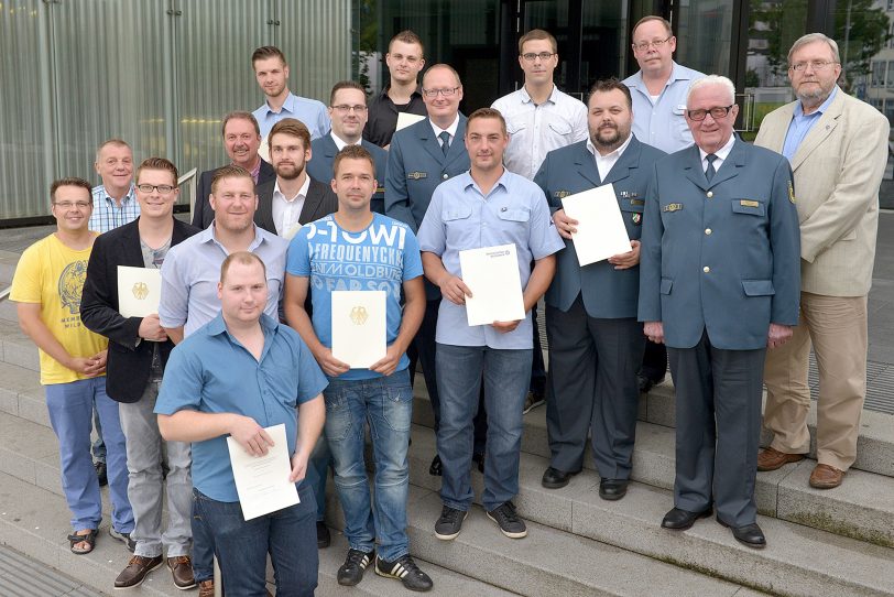 Die geehrten THW-Helfer vor dem Kulturzentrum.