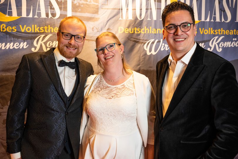 Ja zum Mondpalast sagten bereits die Frischvermählten Stefanie (Mitte) und Matthias Heinzel (li.), hier mit Theaterdirektor Marvin Boettcher. Die beiden Stammgäste hatten bereits die Premiere der Komödie