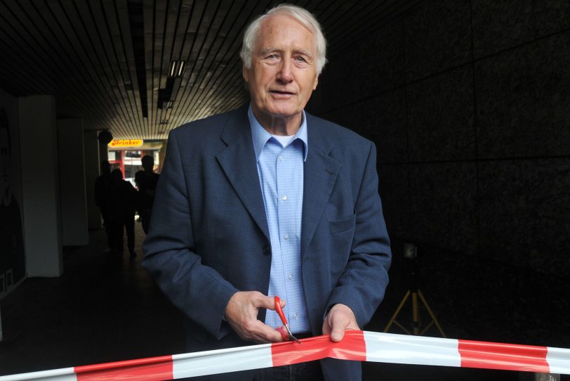 Hans Tilkowski eröffnet die Fußgänger-Passage.