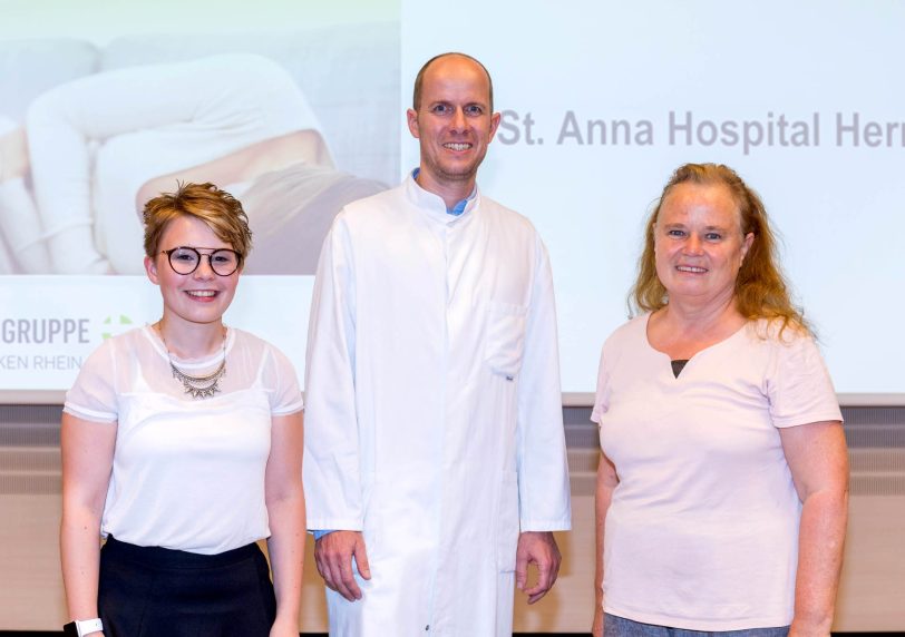Dr. Harald Krentel, Chefarzt der Frauenheilkunde und Geburtshilfe des St. Anna Hospital Herne (Mitte), freute sich gemeinsam mit Maria Bambeck von der Endometriose-Selbsthilfegruppe Bonn (links) und Dr. Annemarie Schweizer-Arau (rechts) über die zahlreic