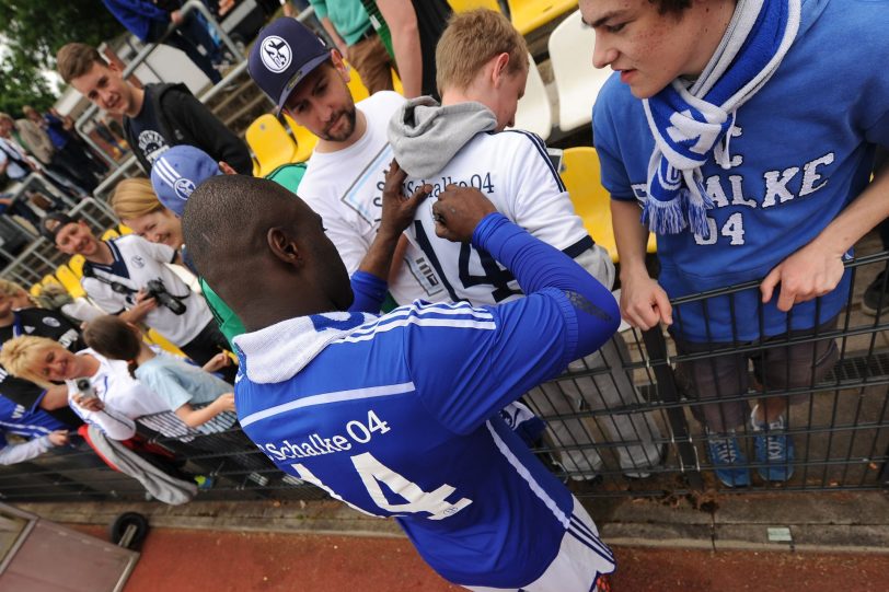 Gerald Asamoah nahm sich nach dem Spiel noch Zeit für seine Fans