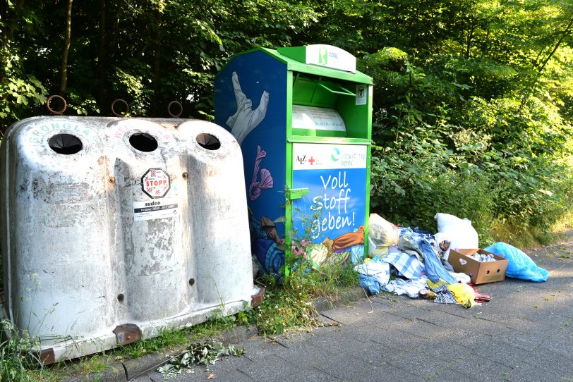 Containerstandplatz an der Rottbruchstraße: Hier ist der Altkleider-Container voll. Statt zum nächsten Standplatz zu fahren, wurden die Altkleider daneben abgelegt. Irgendwer macht den Dreck schon weg.