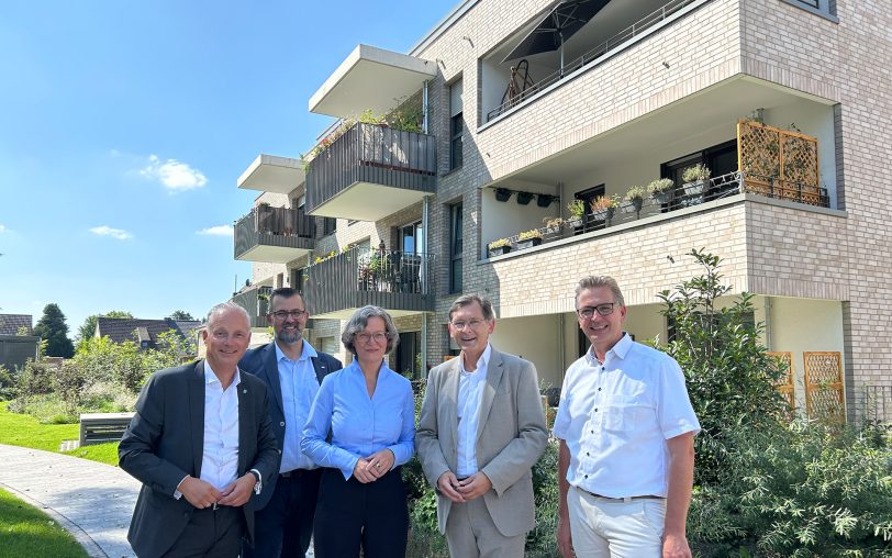 Ein gemeinsames Foto in einer idyllischen Kulisse: NRW-Heimatministerin Ina Scharrenbach (Mitte) mit (v.li.) Alexander Rychter (Direktor VdW-RW), Marco Volkar (Vorstand WHS), OB Dr. Frank Dudda und Kai Gera (WHS Aufsichtsratsvorsitzender). Entstanden sind neun moderne Häuser mit 116 Wohneinheiten, davon 18 öffentlich gefördert.