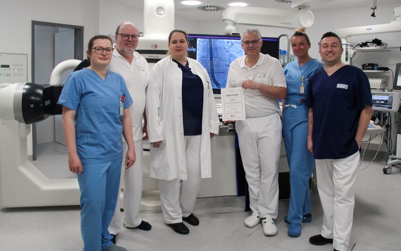 Freuen sich über die Rezertifizierung des Mitralklappenzentrums im EvK Herne: Chefarzt Dr. Ali Halboos (3.v.r.) und sein Team.