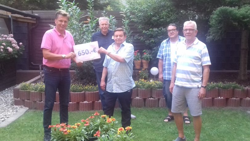 Übergabe von 650 Euro an die Palliativstation des EvK Herne: (v.li.) Thorsten Kinhöfer, Carsten Bielefeld, Klaus Brzoska, Manfred Weigt und Rolf Wendland.