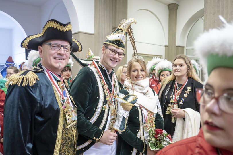 Die Narren der Herner Karnevalsgesellschaft (HeKaGe) stürmen am Donnerstag (28.02.2019) das Rathaus in Herne (NW) und entwenden Oberbürgermeister Dr. Frank Dudda den Rathausschlüssel.