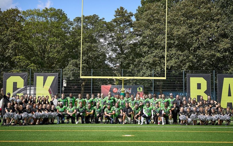 Die Footballer der Black Barons zusammen mit den Cheerleadern.