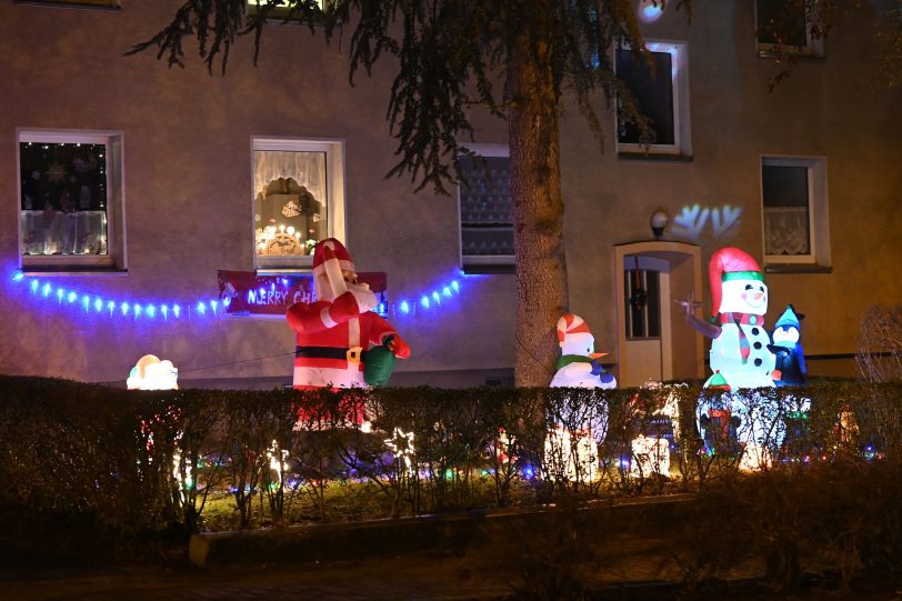 Weihnachtliche Dekoration in einem Vorgarten auf der Edmund-Weber-Straße in Röhlinghausen