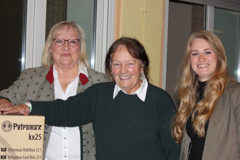 Evelyn Piasecki (m), Gewinnerin des Tombola-Hauptgewinns des Grillabends: Mit den Glücksfeen Irmgard Scholz (links), Geschäftsführerin des Hegering Wanne-Eickel und rechts Laura Möllmann, Referatsassistentin für Presse- und Öffentlichkeitsarbeit des LJV-NRW.