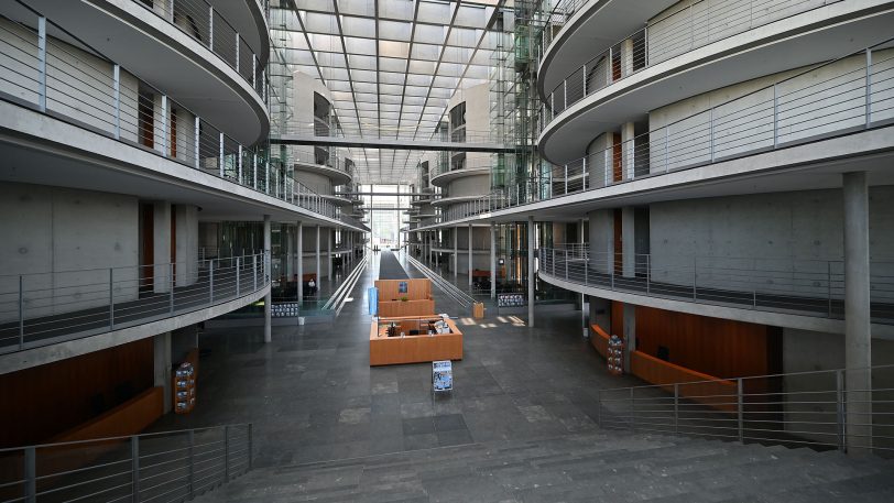 hallo-Fotograf Heinz-Jürgen Bourichter wurde durch das Paul-Löbe-Haus, das Marie-Elisabeth Lüders Haus und den Reichstag in Berlin geführt. Allabendlich beginnt mit Einsetzen der Dunkelheit eine Film-, Licht- und Tonprojektion mit dem Titel „Dem deutschen Volke — Eine parlamentarische Spurensuche. Vom Reichstag zum Bundestag“.