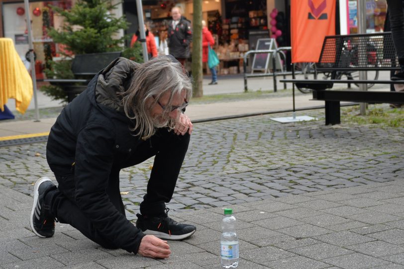 Das Impro-Theater 'Emscherblut' am 'Tag gegen Gewalt gegen Frauen' (25.11.) spielte auf Einladung von MAIKE auf der Bahnhofstraße.,