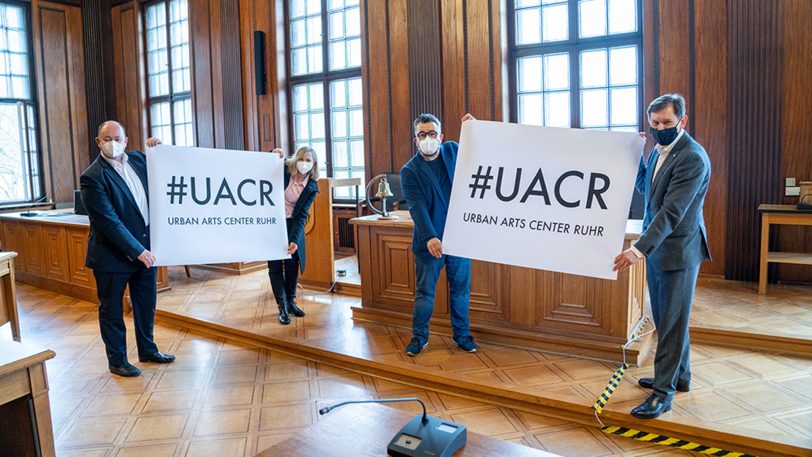 Die Pläne zum Urban Arts Center Ruhr (UACR) im ehemaligen Wanner Karstadt-Haus wurden von (v.li.) Holger Stoye, Chef der Herner WFG Herne.Business, Claudia Stipp, stellvertretende Leiterin FB Kultur, Zekai Fenerci von Pottporus e.V. und Oberbürgermeister Dr. Frank Dudda vorgestellt.