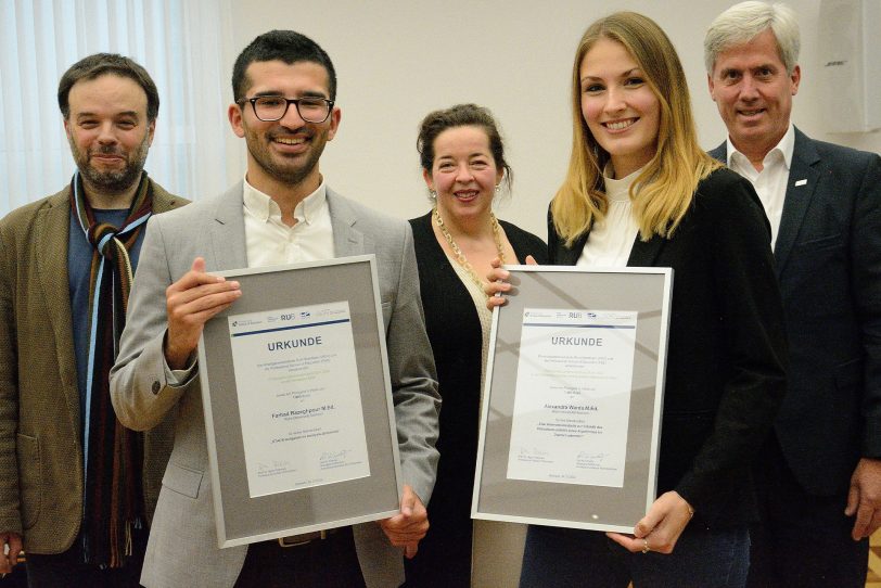 (v.l.) Prof. Dr. Björn Rothstein, Preisträger Farhad Razeghpour, Christiane Mattiesson, Preisträgerin Alexandra Warda und Dirk W. Erlhöfer.