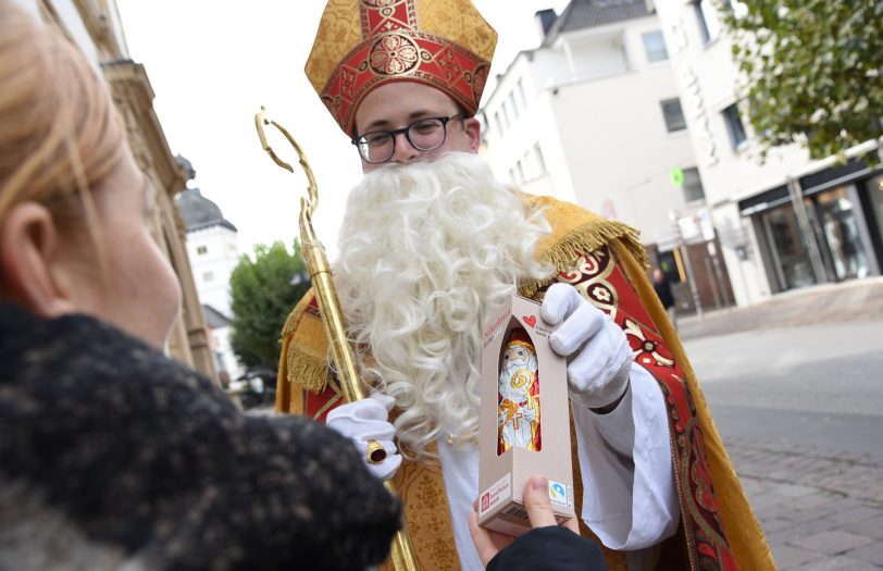 Der heilige Nikolaus bereitet mit einem Schokonikolaus eine kleine Freude.