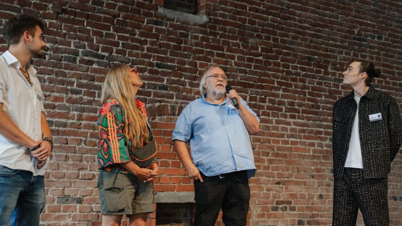 Benefiztag an der Künstlerzeche Unser Fritz mit der Vorstellung der neuen "Bühne Unser Fritz", ein freies Theaterprojekt. Auf der Bühne: (v.li.) Jakob Kubisch, Künstlerin Danuta Karsten, Kunsthistoriker Falko Herlemann und Lucien Räderscheidt.