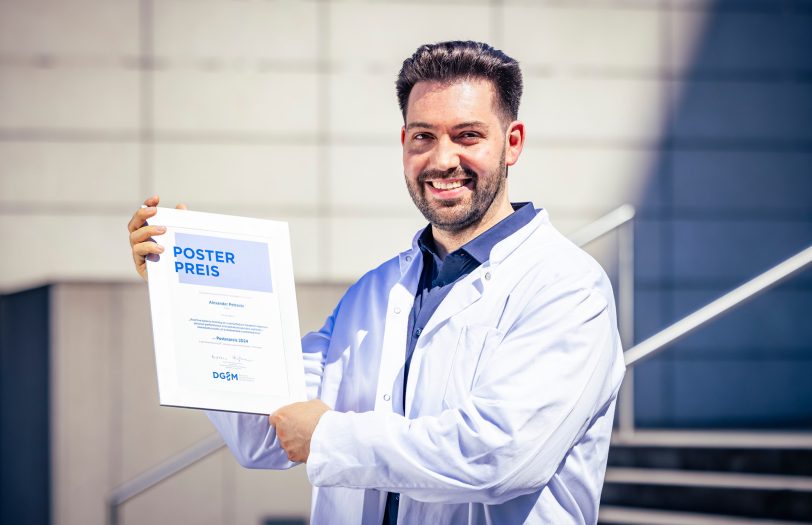 Alexander Petrovic, Assistenzarzt der Klinik für Altersmedizin und Frührehabilitation des Marien Hospital Hern, freut sich über die Auszeichnung seines wissenschaftlichen Posters.