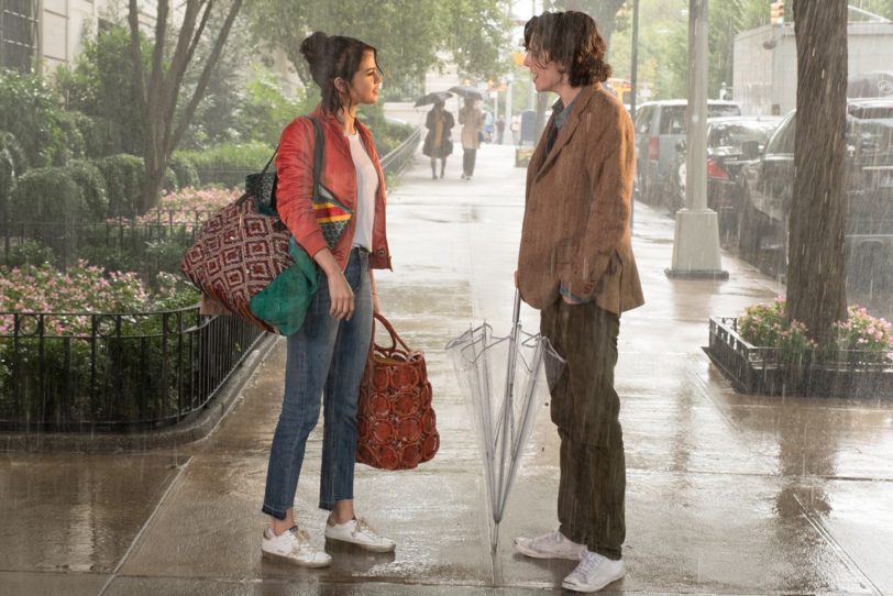 Gatsby (Timothée Chalamet) und Chan (Selena Gomez) im New Yorker Regen.