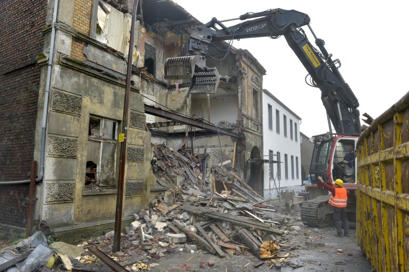 Die Schrott-Immobilie an der Eschstraße wird abgerissen.