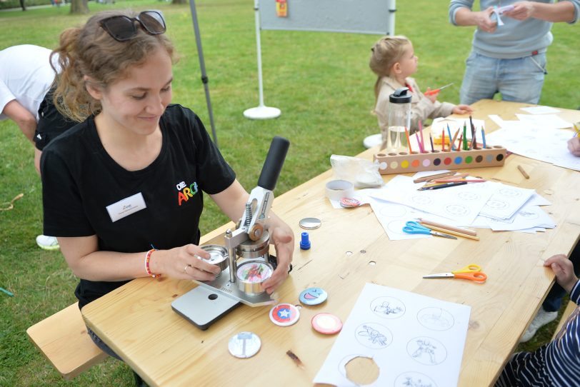 Bastel- und Spieleangebot beim Mitmachtag im Gysenberg – rund 22 Vereine, Verbände und Gruppen stellen sich vor. September 2024 Im Bild: Die Buttonmaschine der Arche.