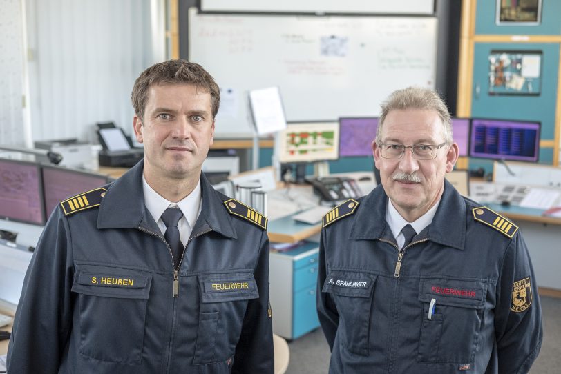 Die Feuerwehrchefs Simon Heussen (Bochum) und Andreas Spahlinger (Herne) in der Leitstelle in Bochum.