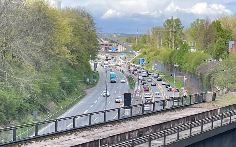 Die A43 mit Blickrichtung Kreuz Herne und der Schrankenanlage - im Hintergrund ist eine der Brücken zu sehen, die abgerissen wird (Archivbild).