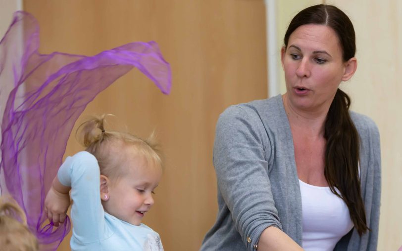 (v.li.) Emilia und Pflegekraft Anja
