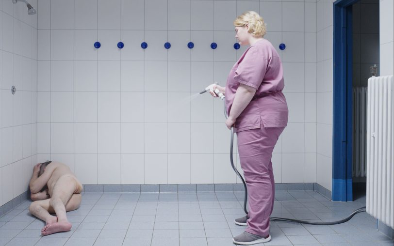 Ungeschminkter Alltag: In „Touched“ gibt es zahlreiche nur schwer zu ertragende, weil sehr realistische Szenen der Betreuung eines Querschnittsgelähmten.