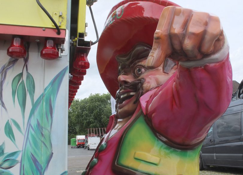 Nach der Rheinkirmes ist vor der Cranger Kirmes: Aufbau am 21. Juli 2025 auf dem Platz in Crange.