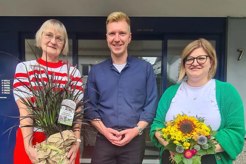 Pfarrer Dr. Nils Petrat gratuliert: Ute Strobel (li) zum 40. Dienstjubiläum und Bettina Aust (re) zum Dienstantritt als Gemeindereferentin in St. Dionysous.