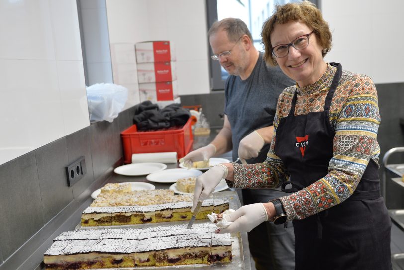 Die Aktion des CVJM Herne 'Heilig Abend nicht allein': Kuchen werden geschnitten und portioniert.