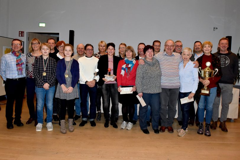 RSG-Vorsitzender Klaus Spiekermann (l.) mit den Siegerinnen und Siegern sowie den Platzierten der Saison 2019.