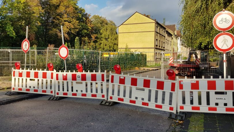 Emschergenossenschaft erneuert ihre Brücke über den Dorneburger Mühlenbach an der Baltzstraße.