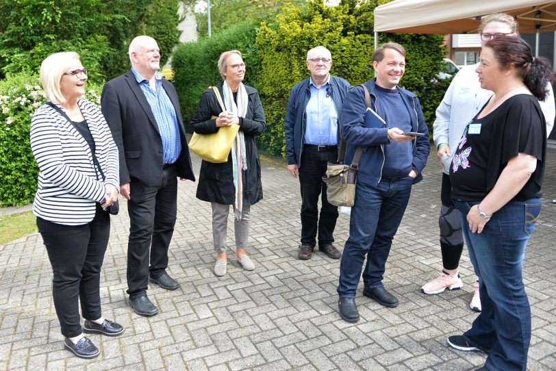 2. Station:Gemeinde St. Michael in Bickern. im Bild: Natascha Tomlik (re) erklärt: &quot;Hier organisiert die KJG BaJoMi ein Stadtteilfest.&quot;