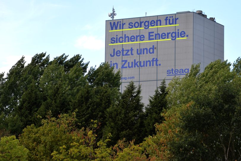 Eigenwerbung am Kesselhaus der Steag in Baukau - Deutschlands größter Werbetafel.