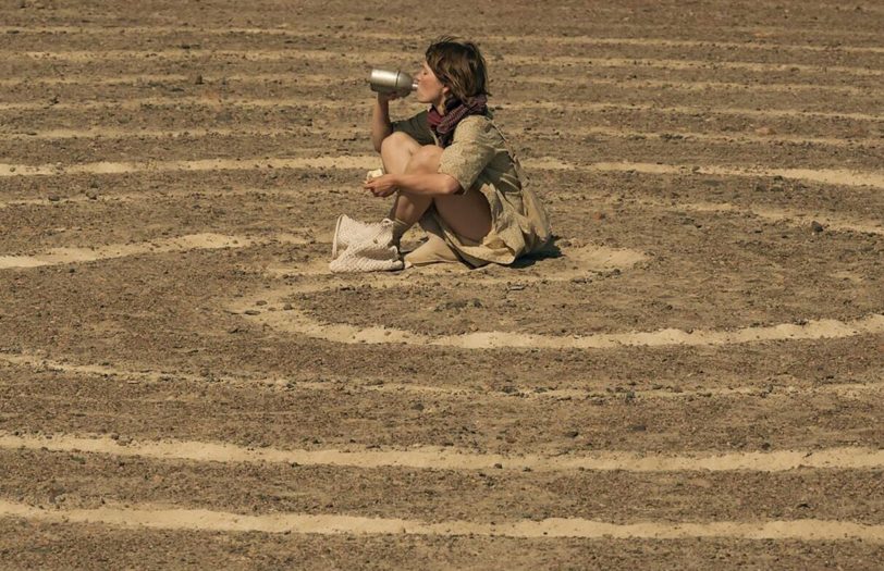 Maria Reiche inmitten „ihrer“ Nazca-Linien. Devrim Lingnau Islamoğlu spielt eine Frau, die sich gegen die Konventionen ihrer Zeit auflehnt – wie in der Netflix-Serie „Die Kaiserin“.