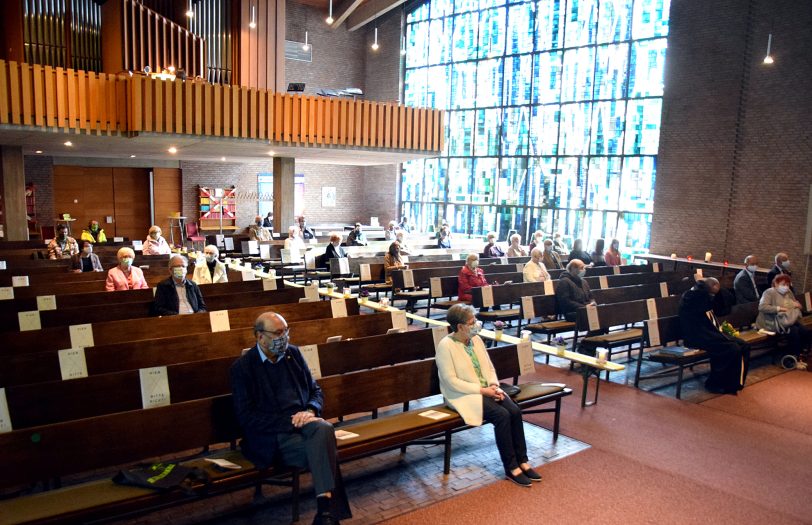 Wer am Sonntag den Gottesdienst in der Dreifaltigkeitskirche am Regenkamp mitfeiern wollte, bekam einen Sitzplatz im Kirchenraum mit grünem Punkt und Kerzenlicht.