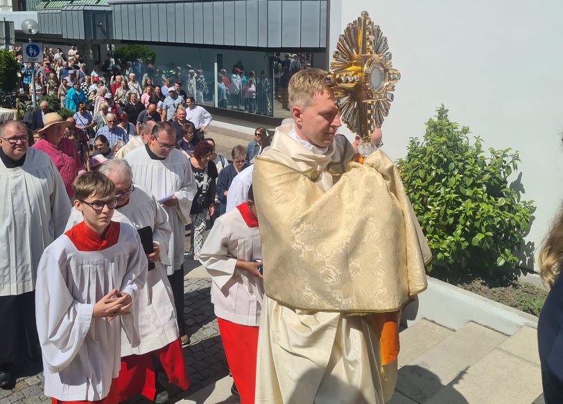 Fronleichnam 2025 in St. Dionysius: Dr. Nils Petrat mit Monztranz.