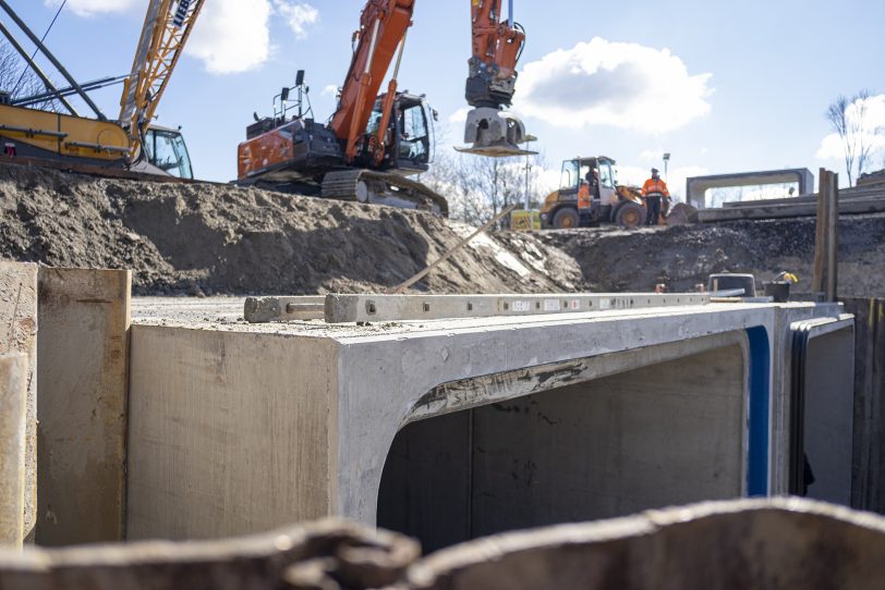 Baumaßnahme Regenrückhalteraum von Stadtentwässerung Herne GmbH & Co. KG an der Sodinger Straße 553 in Herne (NW). Aufnahme vom Freitag (19.03.2021).