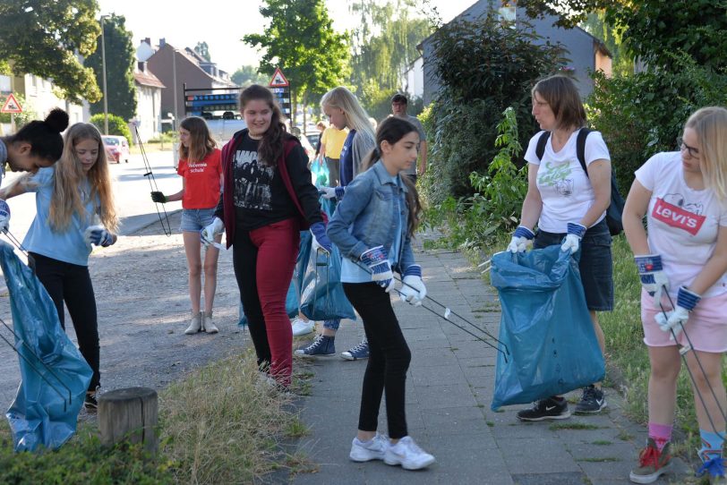 Motiviert durch die Plakataktion „Herne blitzblank“ machen sich Schüler der Hiberniaschule daran, das Umfeld ihrer Schule vom Müll zu befreien. Unterstützung erhielten sie von Oberbürgermeister Dr. Dudda.